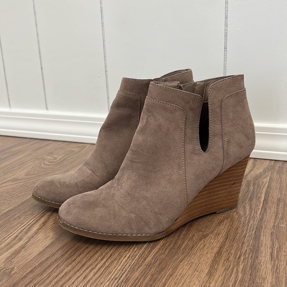 Madden NYC Wedge Boot - Picture 3 of 6